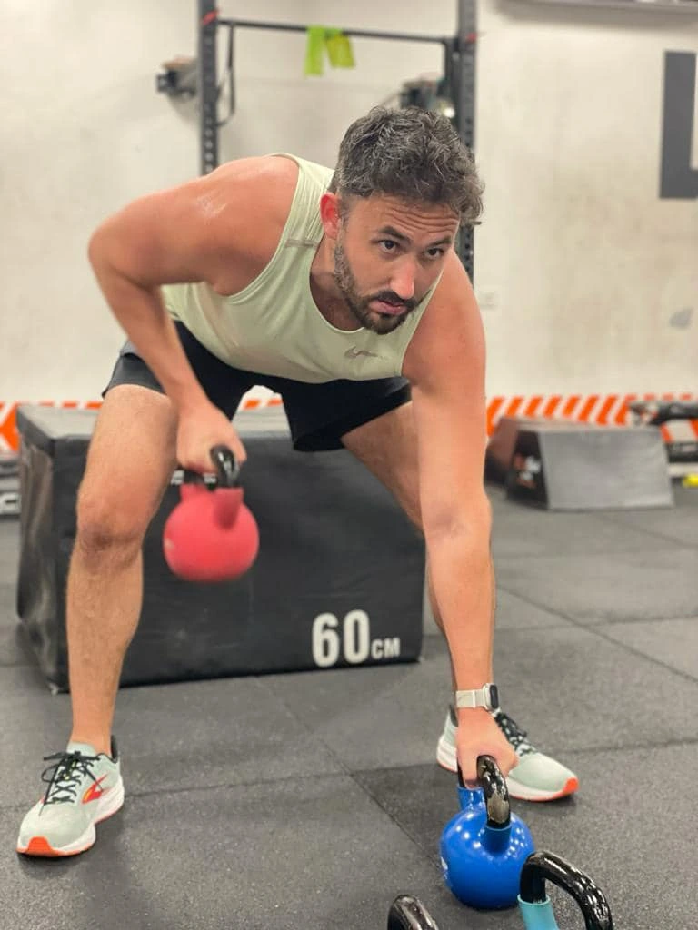 גל מתאמן בסטודיו LK גל מתאמן בסטודיו ומחזיק משקולות